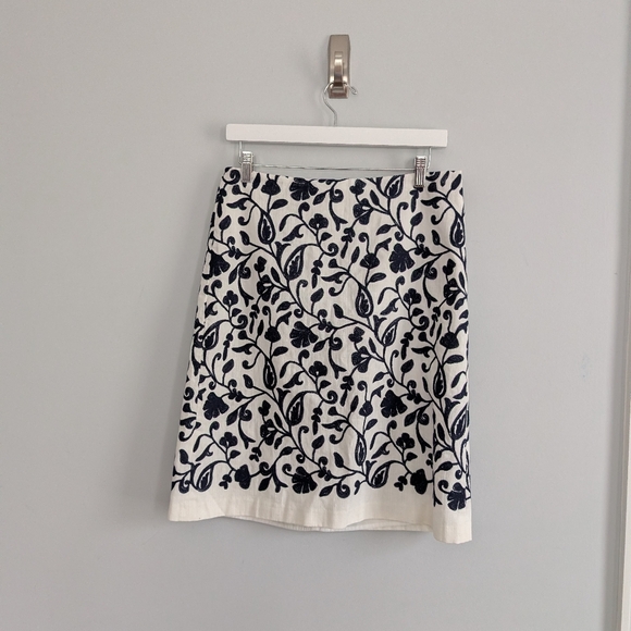 Women's Talbot's Cotton Embroidered White Navy Skirt 6 Lined - Picture 6 of 6
